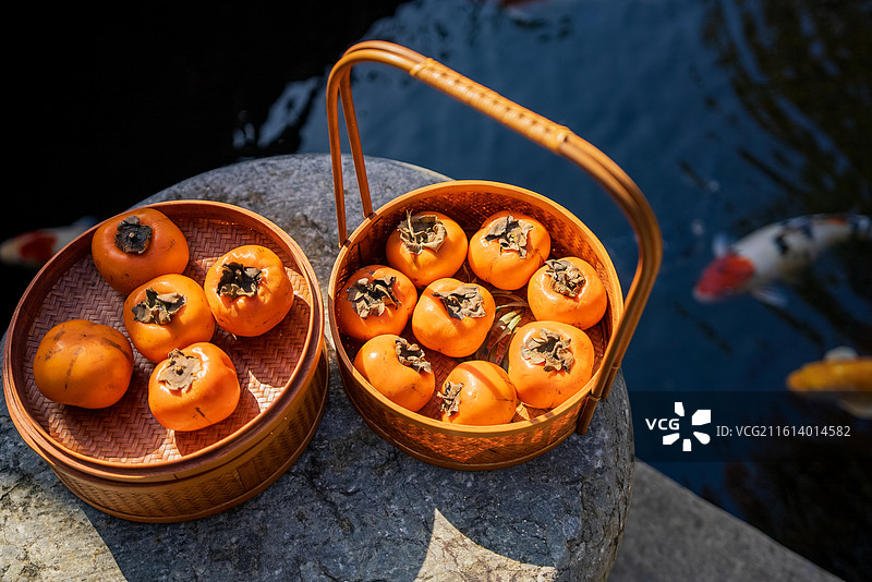 柿子放在竹篮子图片素材