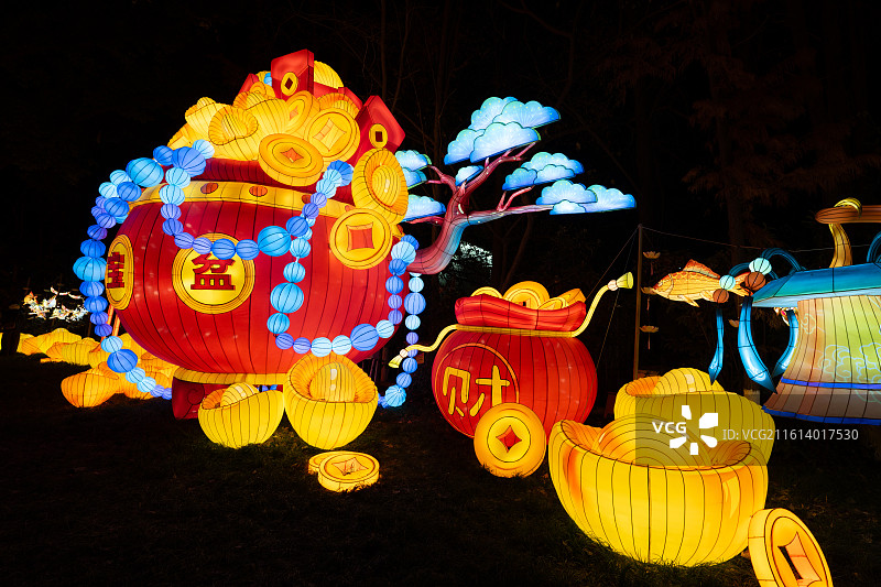 元宵节传统花灯展，财神宝盆与金元宝灯组营造喜庆祥和氛围图片素材