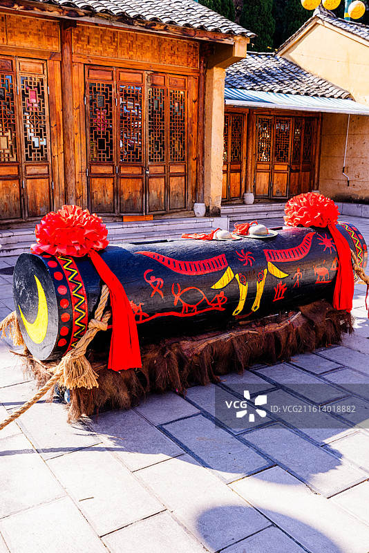 民族村佤族木鼓节：2026年1月2日，适逢云南少数民族佤族的木鼓节，游客和佤族同胞一起，欢度木鼓节。图片素材