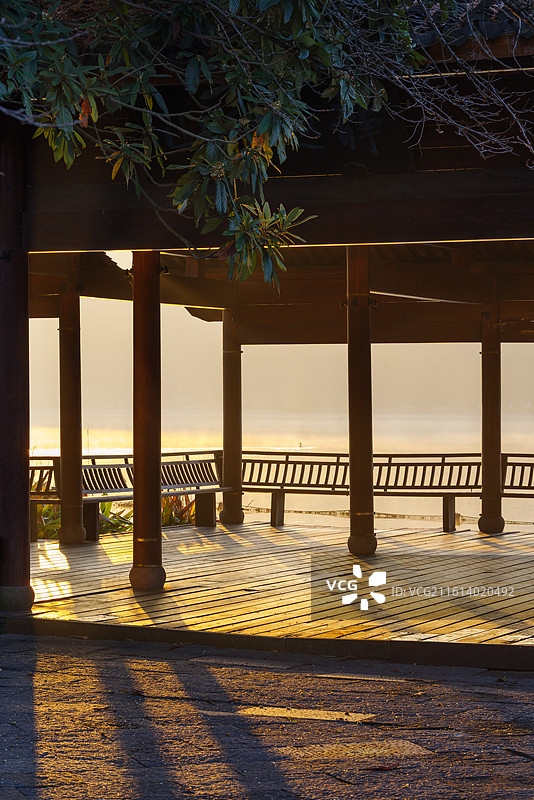 秋冬的清晨，阳光穿过中式建筑图片素材