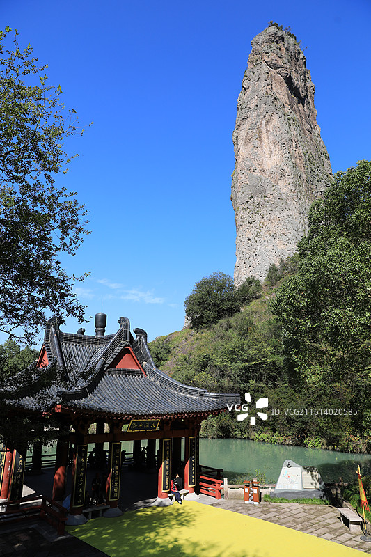 缙云仙都景区鼎湖峰石头山峰牵牛水景倒影美景图片素材
