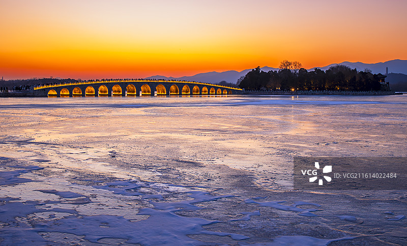北京国家园林颐和园十七孔桥冬日暮色图片素材