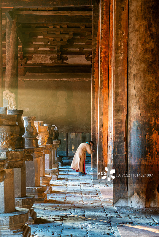 义县奉国寺大雄殿内冬至日一个游客的场景图片素材