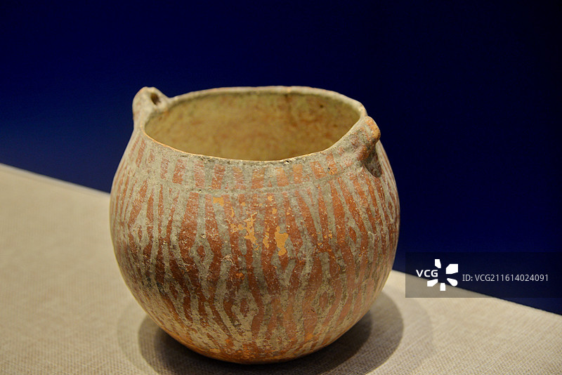 双系水波纹彩陶罐，商周时期文物，新疆哈密博物馆藏品图片素材