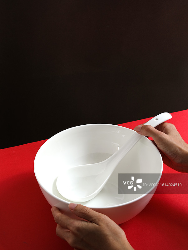 红色桌面上摆放着白色的餐具瓷器碗盘子碟子图片素材