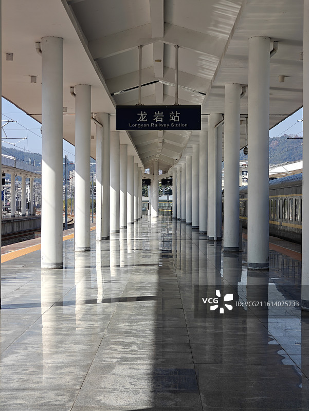 冬日暖阳洒在龙岩火车站站台上图片素材