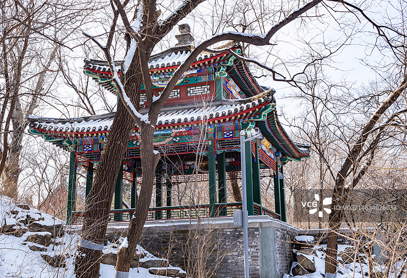 冬天雪后北京大学鸣鹤园清代建筑翼然亭校景亭图片素材