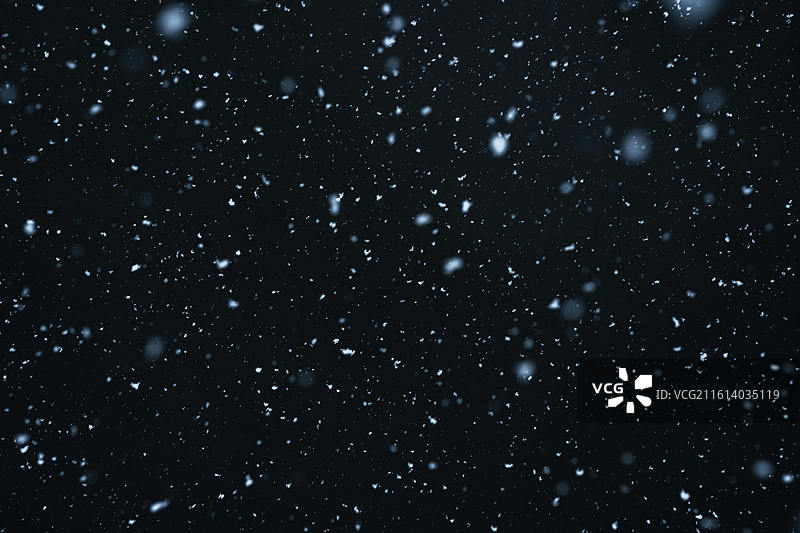 黑色背景雪花特写图片素材