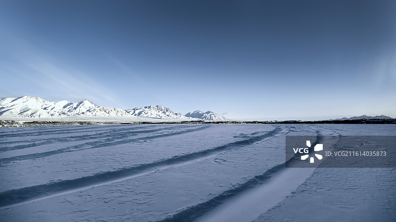 雪山下的雪地上的车轮胎印，雪山背景，雪景，车轮胎印,汽车背景，汽车广告背景图图片素材