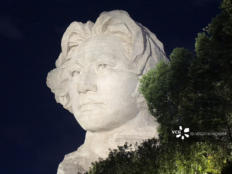 青年毛泽东头像雕塑图片素材