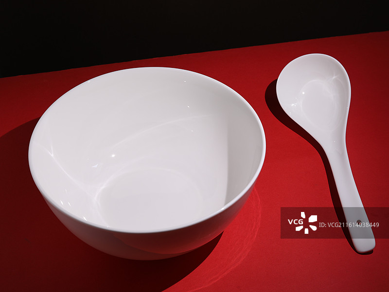 红色桌面上摆放着装美食的空盘子背景图图片素材