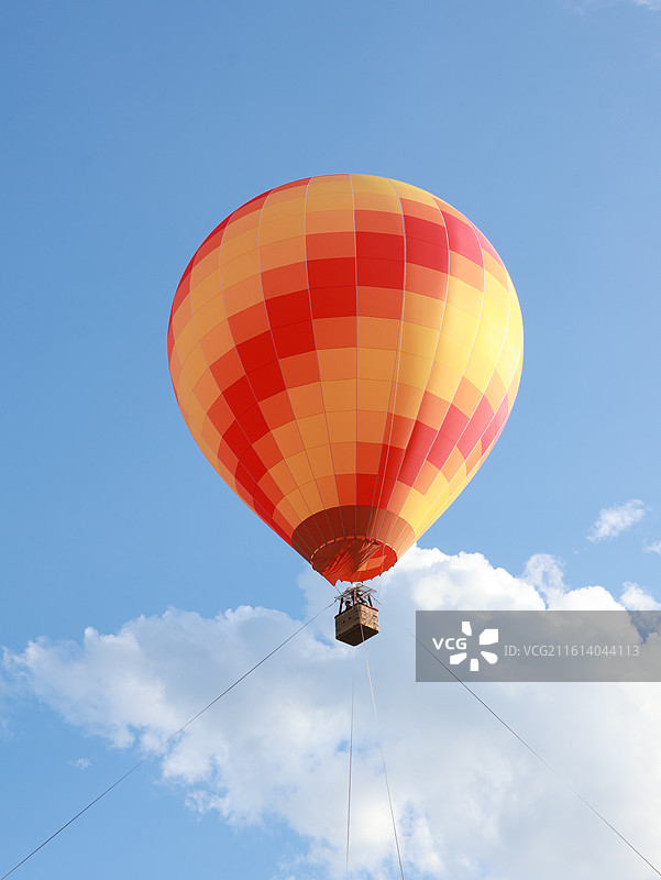 向云端的热气球图片素材