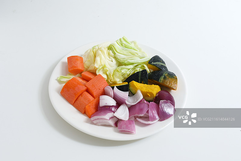 白色桌面盘子上的新鲜素食哈佛蔬菜汤食材图片素材