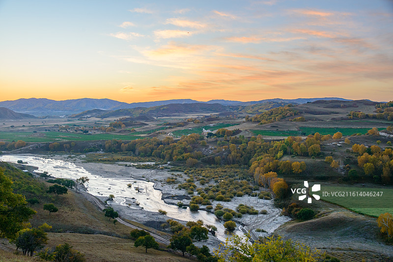 内蒙古赤峰乌兰布统透风沟秋景日出图片素材