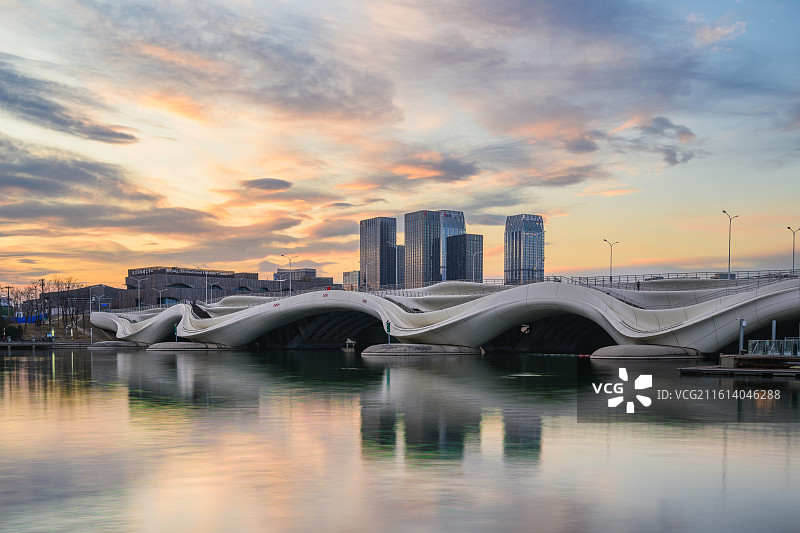 北京通州（北京城市副中心），京杭大运河，千荷泻露桥，运河商务区天际线（新光大中心）；晚霞、多云天气。图片素材