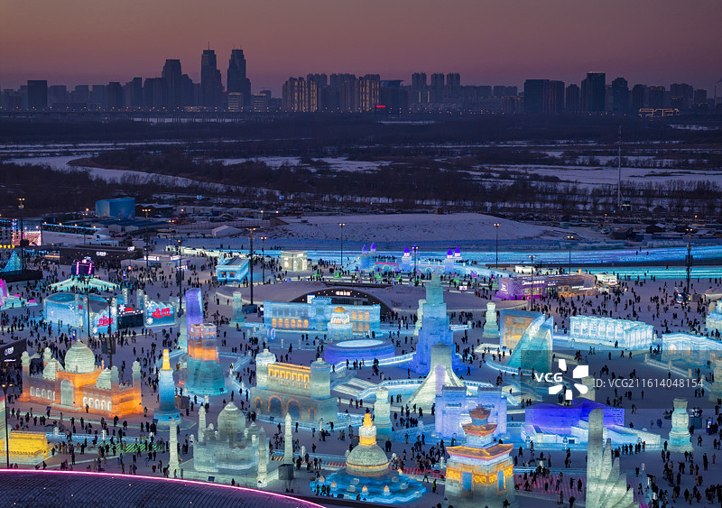 哈尔滨冰雪大世界，亚冬会，冰雪大世界夜晚的灯光，航拍哈尔滨冰雪大世界图片素材
