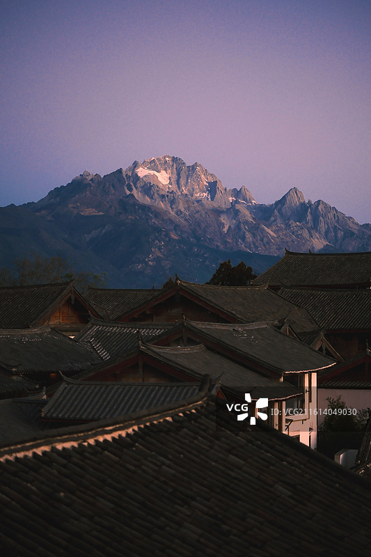 丽江古城玉龙雪山日照金山图片素材