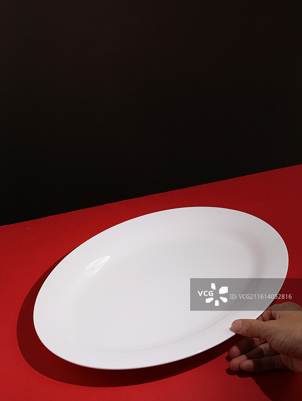 红色桌面上摆放着装美食的空盘子背景图图片素材