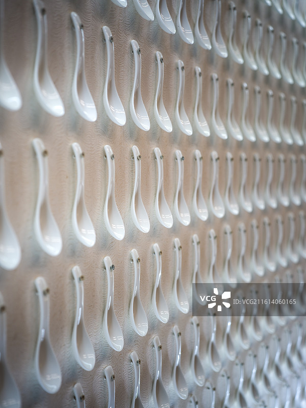 白色勺子排列墙面图片素材