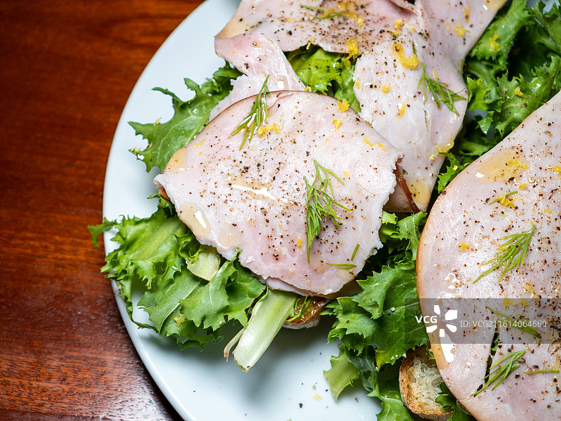 火腿开放三明治配鲜绿蔬菜及莳萝特写图片素材