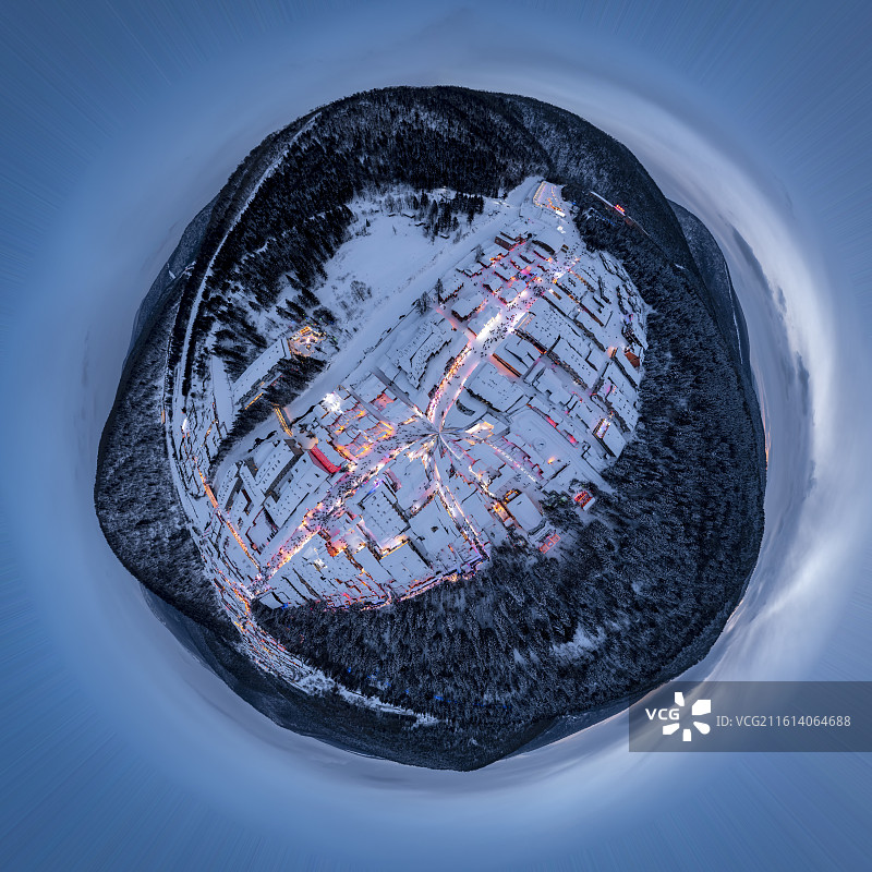 中国雪乡童话世界的夜景，灯火通明的乡村，冬天的雪乡热闹的场面，熙熙攘攘的人群图片素材