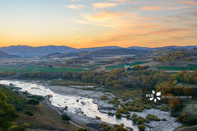 内蒙古赤峰乌兰布统透风沟秋景日出图片素材