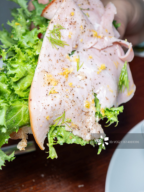 火腿开放三明治配鲜绿蔬菜及莳萝特写图片素材