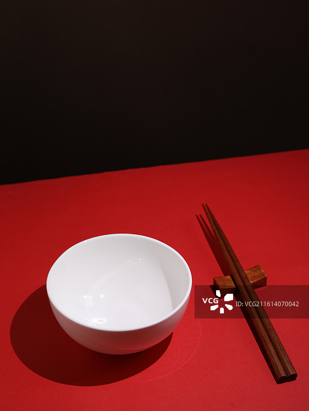 红色桌面上摆放着装美食的空盘子背景图图片素材