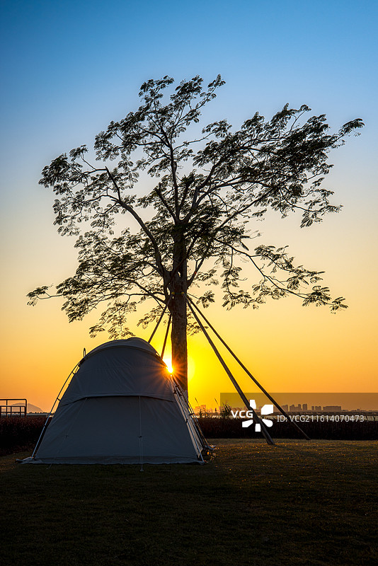 落日余晖露营记图片素材