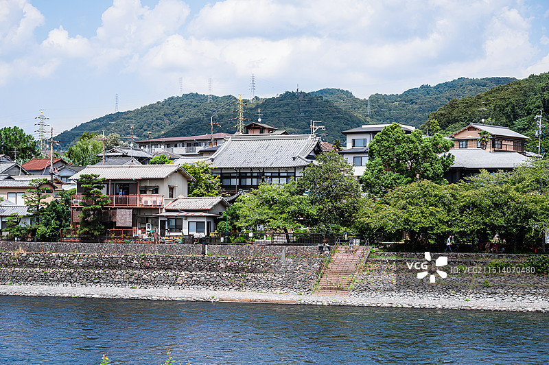 日本京都宇治川岸边错落有致的日式传统民居图片素材