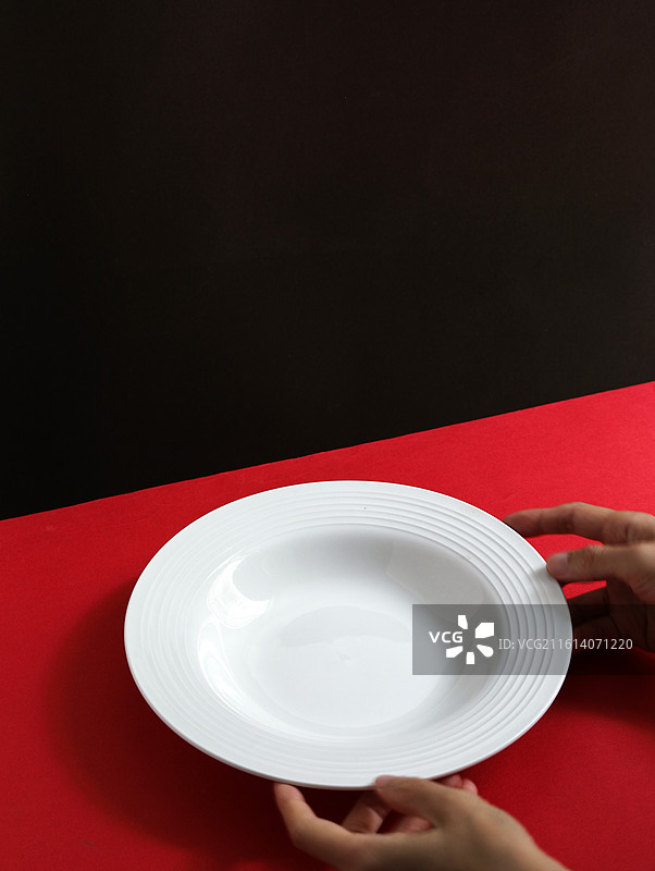 红色桌面上摆放着装美食的空盘子背景图图片素材