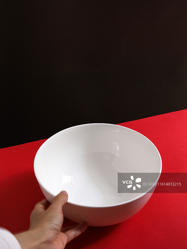 红色桌面上摆放着装美食的空盘子背景图图片素材