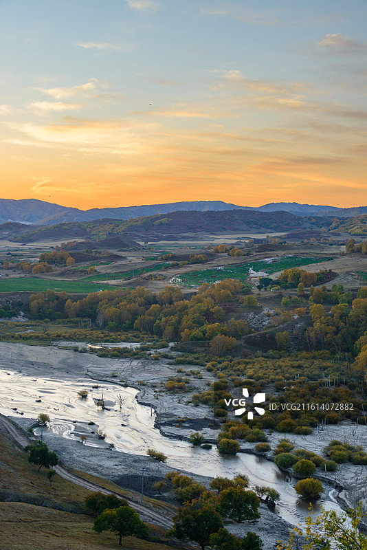 内蒙古赤峰乌兰布统透风沟秋景日出图片素材