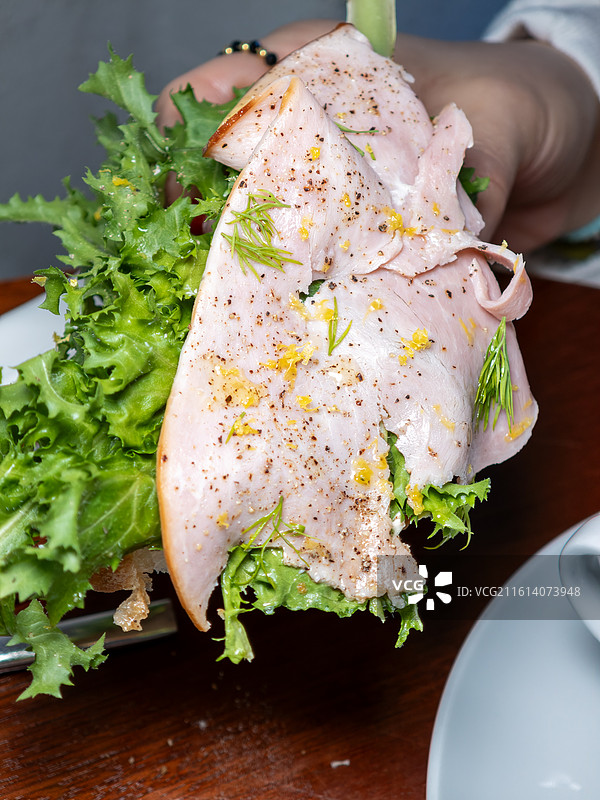 火腿开放三明治配鲜绿蔬菜及莳萝特写图片素材