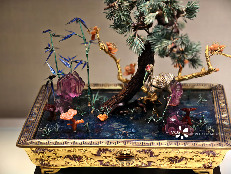 故宫珍宝馆 金长方盆玉石珐琅松鹤盆景 清图片素材
