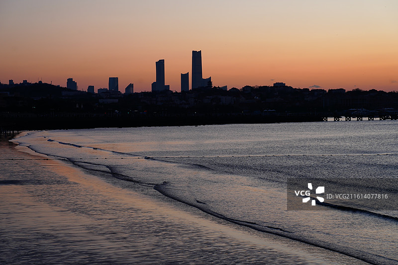 日落时的海景和建筑物对天景观图片素材