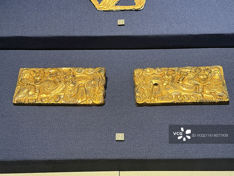 神兽纹饰片，伸手动物搏斗纹带扣，公元前4-公元前3世纪，香港故宫文化博物图片素材