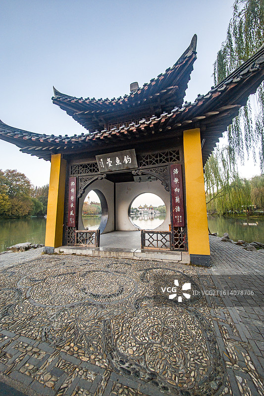 清晨无人的江苏扬州廋西湖钓鱼台建筑特写镜头图片素材