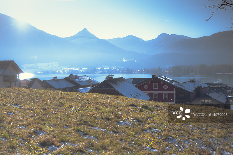 俯瞰圣沃尔夫冈小镇和湖水图片素材