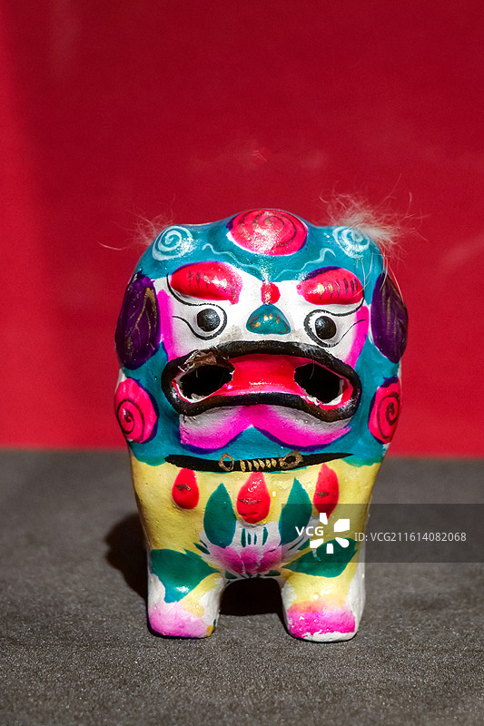 玩具《小叫狮》 山东高密 中国美术馆“四时玩趣-中国美术馆藏民间美术迎春展”图片素材