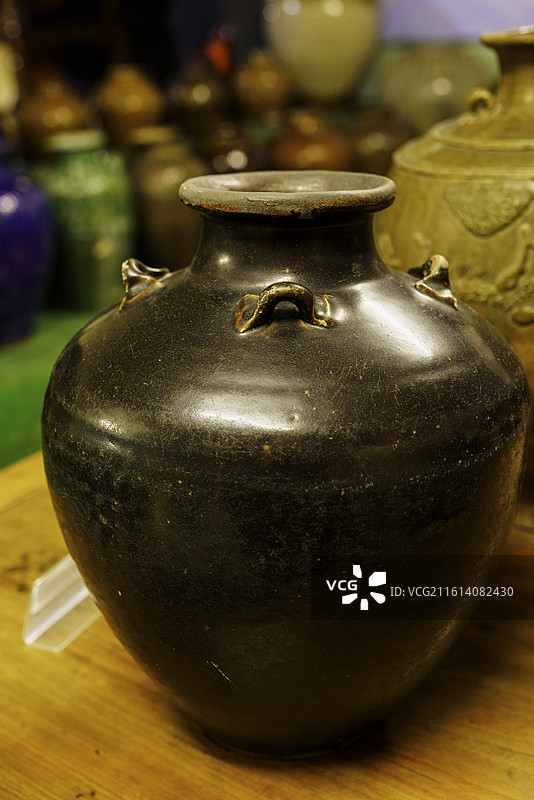 马来西亚世界遗产城市马六甲著名景点郑和文化馆展览陈列中的宋元黑釉四系坛图片素材