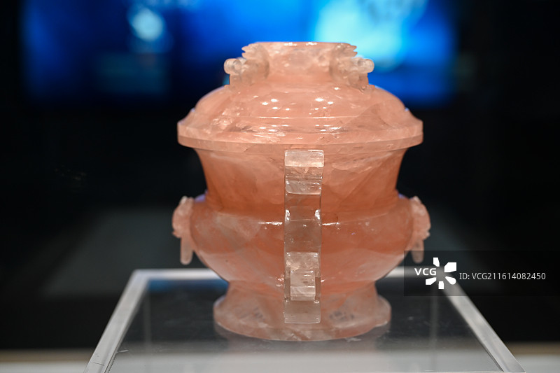 清乾隆芙蓉石蟠螭耳盖炉：粉嫩温润的清代瑰宝图片素材