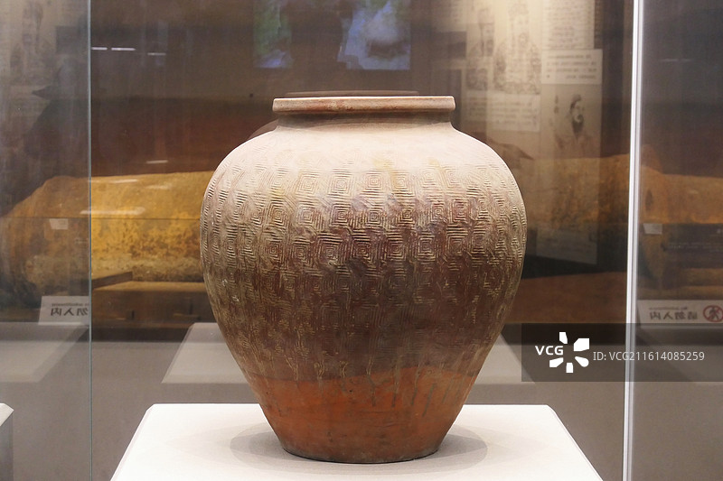 江阴博物馆，文物，历史，历史文化，文化底蕴，博物馆藏品，国家文物，硬陶回纹大罐，陶器，陶罐图片素材