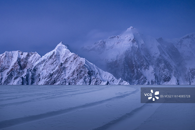 雪山下的雪地上的车轮胎印，雪山背景，雪景，车轮胎印，汽车广告背景图，南迦巴瓦，库拉岗日图片素材