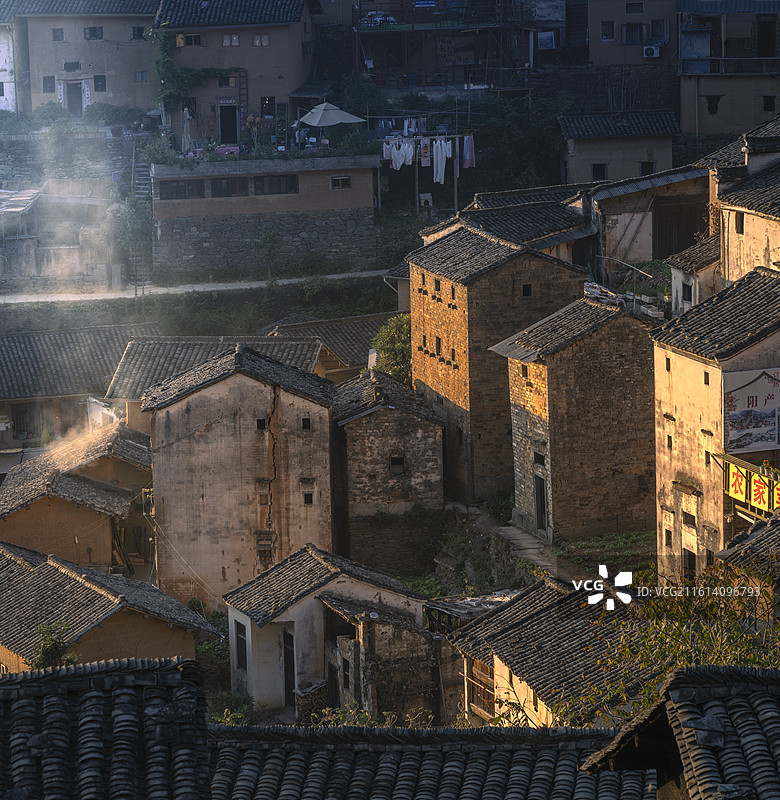 藏在大山里的土楼图片素材