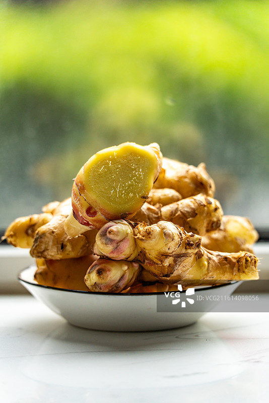 盘子里的新鲜黄姜生姜调味品食物的高角度视图图片素材