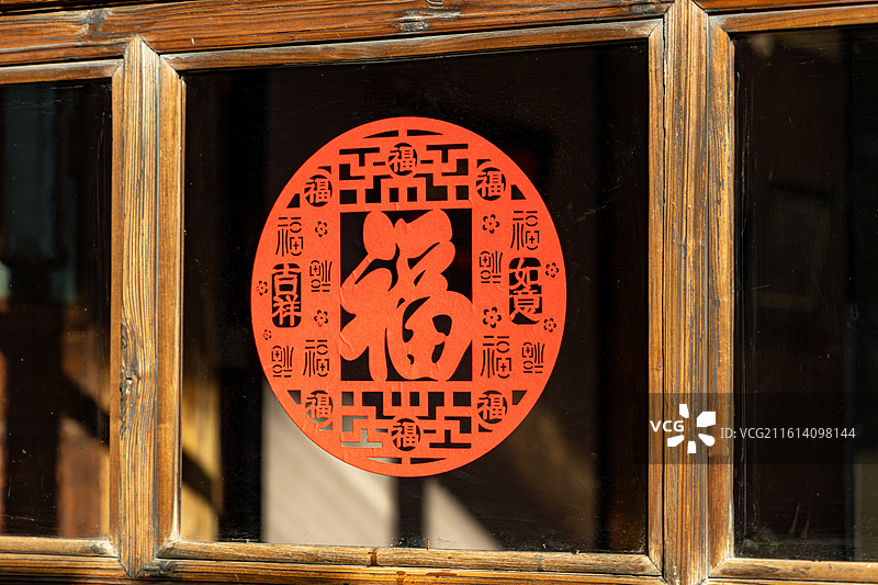 新年窗户上的窗花剪纸图片素材