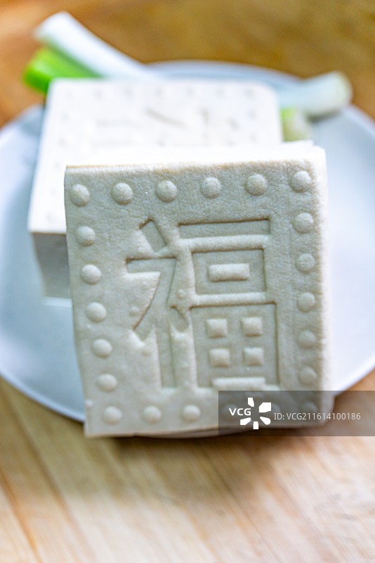 桌子上盘子里的豆腐卤水老豆腐食物特写镜头图片素材