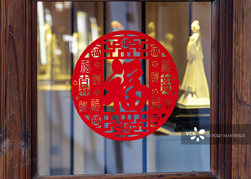 新年窗户上的窗花剪纸图片素材