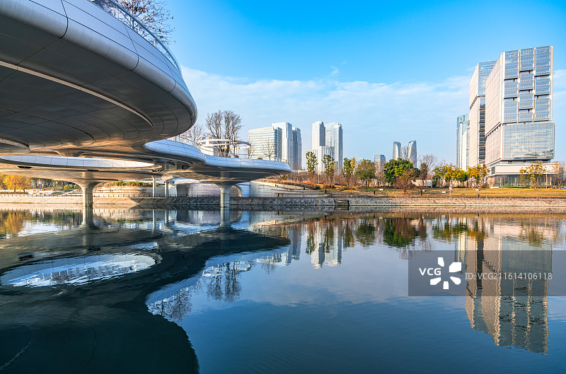 中国四川成都金融城交子公园锦江上的交子人行桥图片素材